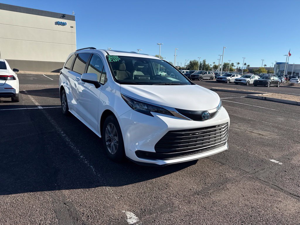 Used 2025 Toyota Sienna LE w/ LE Plus Package FWD image 3