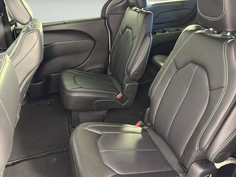 Used 2025 Chrysler Pacifica Select FWD image 18