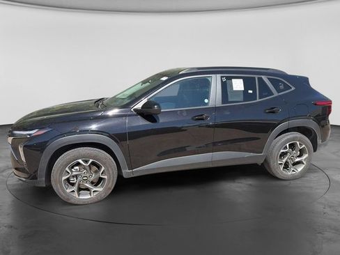 Used 2025 Chevrolet Trax LT w/ LT Convenience Package FWD image 4