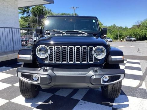Used 2025 Jeep Wrangler Unlimited Sahara AWD/4WD image 3