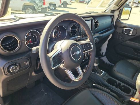 Used 2023 Jeep Gladiator Overland image 17