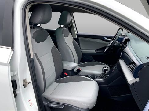 Used 2023 Volkswagen Taos SE w/ Panoramic Sunroof Package FWD image 9