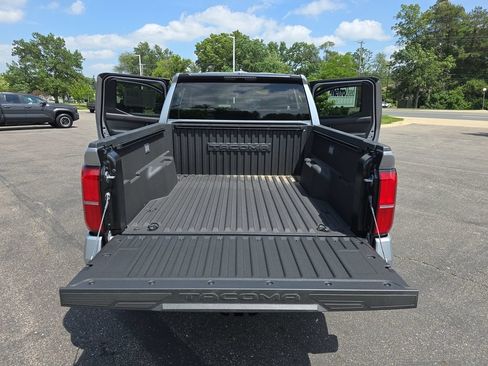 Used 2026 Toyota Tacoma SR5 AWD/4WD image 15