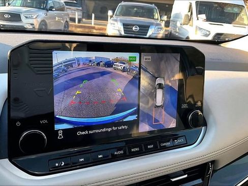 Used 2023 Nissan Rogue SL w/ SL Premium Package image 11