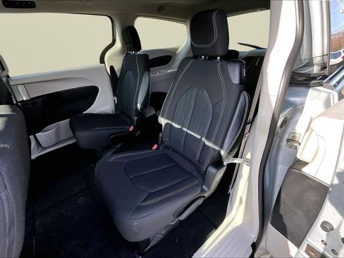 Used 2022 Chrysler Voyager LX image 17