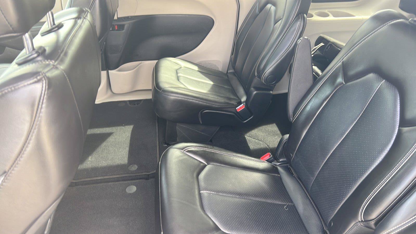 Used 2023 Chrysler Pacifica Touring-L FWD image 14