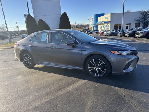 Used 2019 Toyota Camry SE image 1