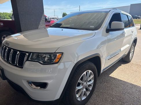 Used 2021 Jeep Grand Cherokee Laredo RWD image 1