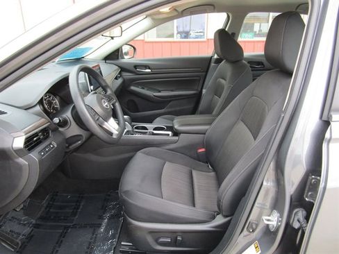 Used 2024 Nissan Altima 2.5 SV FWD image 11