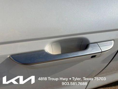 Used 2022 Kia Carnival LX w/ Paint Protection Package FWD image 6