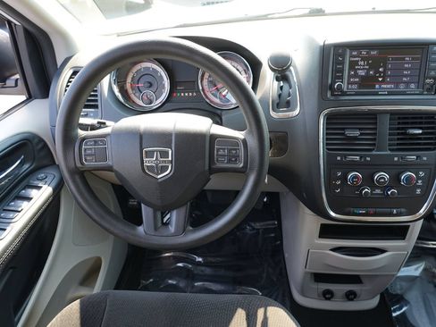Used 2018 Dodge Grand Caravan SE w/ UConnect Hands-Free Group FWD image 18