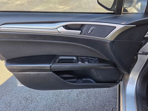 Used 2020 Ford Fusion SE FWD image 22