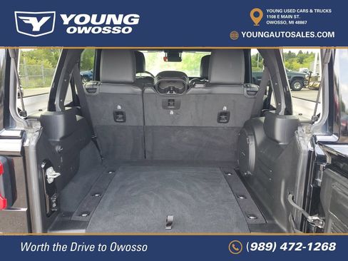 Used 2024 Jeep Wrangler Unlimited Sahara w/ Technology Group AWD/4WD image 29