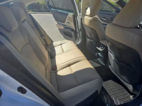 Used 2021 Lexus ES 300h w/ Premium Package image 11