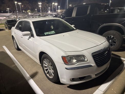 Used 2014 Chrysler 300 image 2