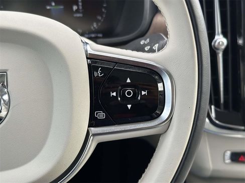 Used 2021 Volvo S90 T8 Inscription image 10