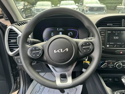 Used 2025 Kia Soul LX w/ LX Technology Package FWD image 5