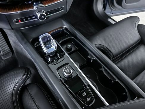 Certified 2023 Volvo XC60 B5 Ultimate w/ Climate Package image 19