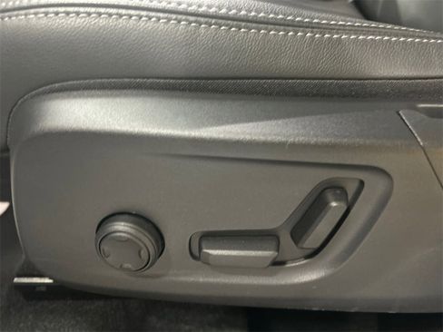 Certified 2025 Volvo XC40 B5 Core image 11