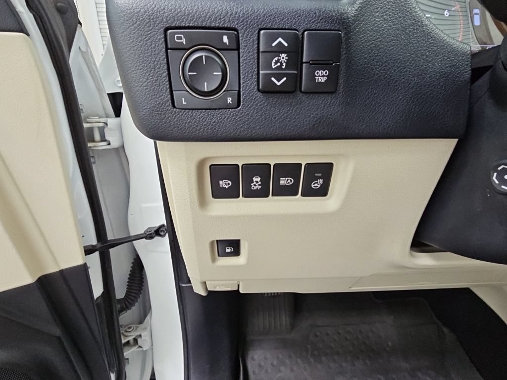 Used 2023 Lexus GX 460 Premium w/ Accessory Package AWD/4WD image 28