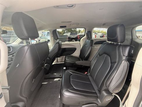 Used 2024 Chrysler Pacifica Touring-L image 21