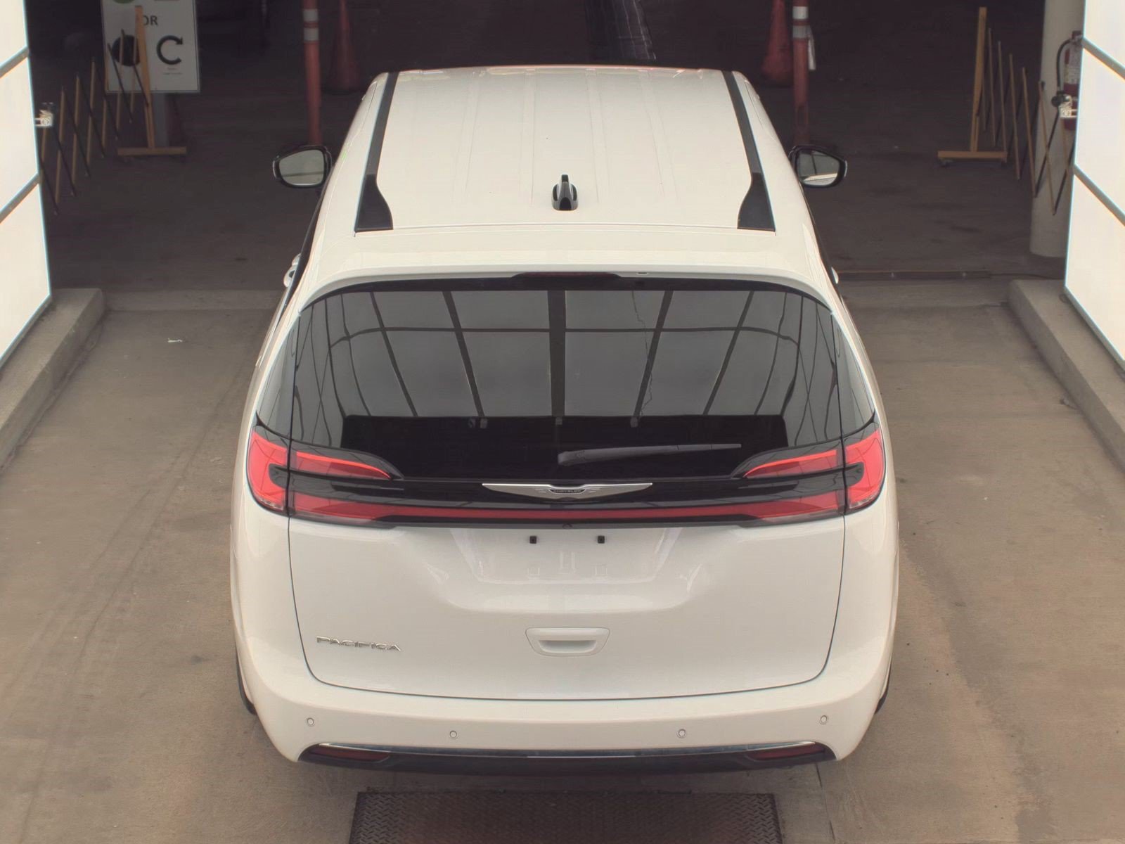Used 2024 Chrysler Pacifica Touring-L w/ Uconnect Theater Family Group FWD image 5