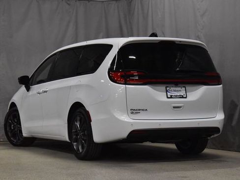 New 2026 Chrysler Pacifica Select image 2