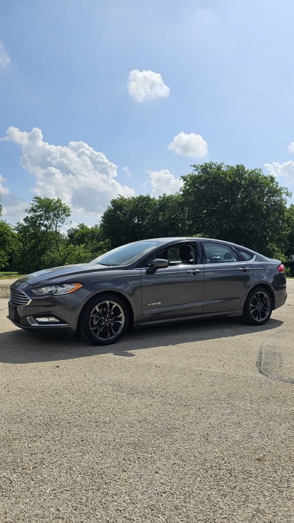 Used 2018 Ford Fusion SE w/ Equipment Group 601A FWD image 2