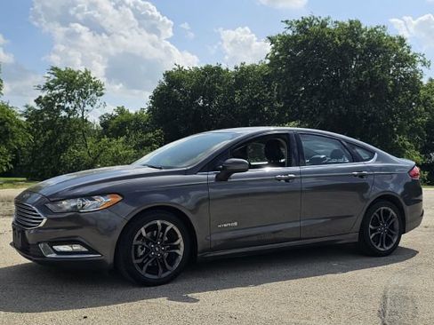 Used 2018 Ford Fusion SE w/ Equipment Group 601A FWD image 2