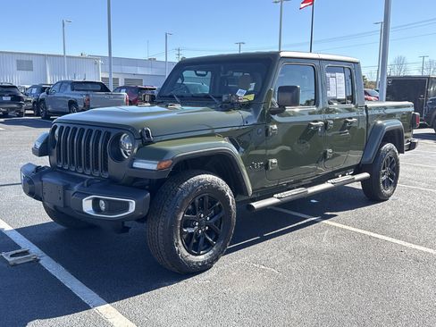 Used 2023 Jeep Gladiator Sport image 9