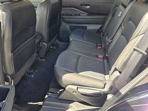 Used 2023 Nissan Pathfinder SL w/ Black Appearance Package AWD/4WD image 11