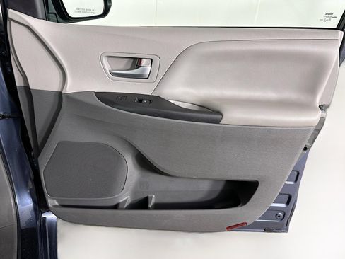 Used 2015 Toyota Sienna LE image 32