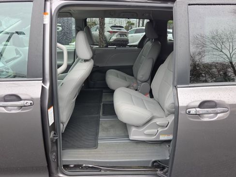 Used 2017 Toyota Sienna XLE w/ XLE Navigation Package image 5