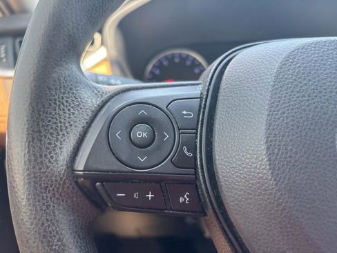 Used 2019 Toyota RAV4 LE FWD image 13