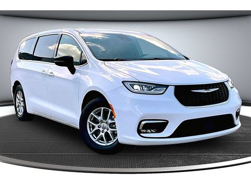Certified 2024 Chrysler Pacifica Touring-L FWD image 2
