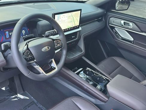 Used 2025 Ford Explorer Platinum image 11