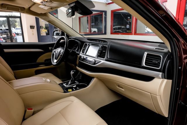 Used 2019 Toyota Highlander XLE FWD image 12