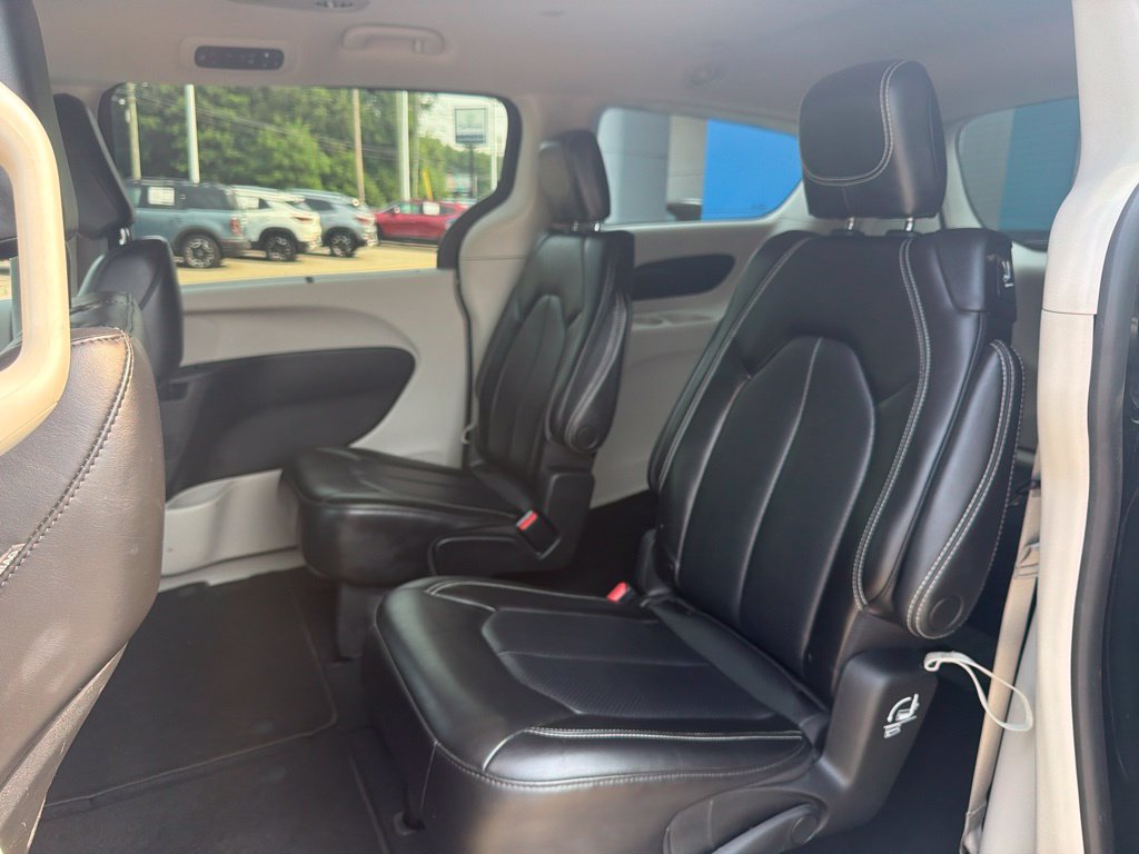 Used 2023 Chrysler Pacifica Touring-L FWD image 24
