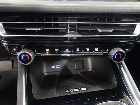 Used 2025 Chevrolet Traverse LT w/ Enhanced Driving Package image 16