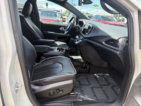 Used 2020 Chrysler Pacifica Limited w/ S Appearance Package FWD image 14