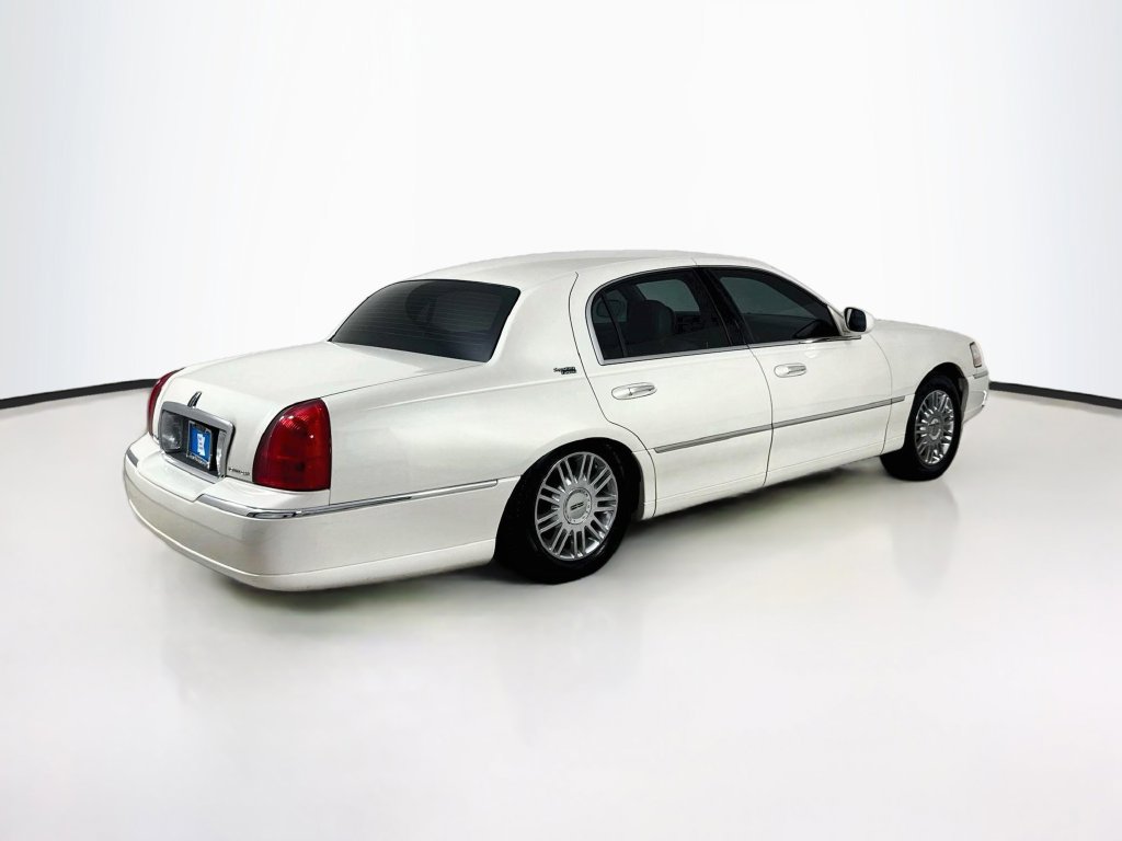 Used 2007 Lincoln Town Car Signature Limited RWD image 7