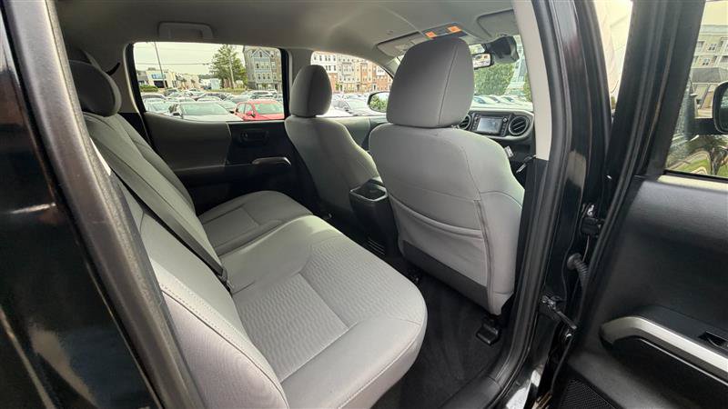 Used 2019 Toyota Tacoma SR5 AWD/4WD image 10