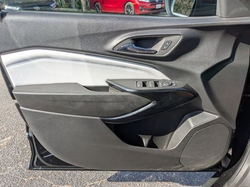 Used 2025 Chevrolet Trax LT w/ LT Convenience Package image 11