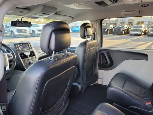 Used 2016 Chrysler Town & Country Touring image 22