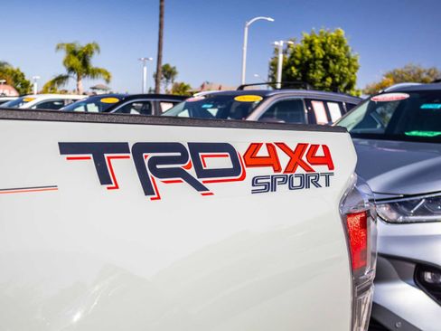 Certified 2022 Toyota Tacoma TRD Sport w/ Technology Package AWD/4WD image 7