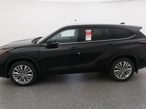New 2026 Toyota Highlander Platinum image 3