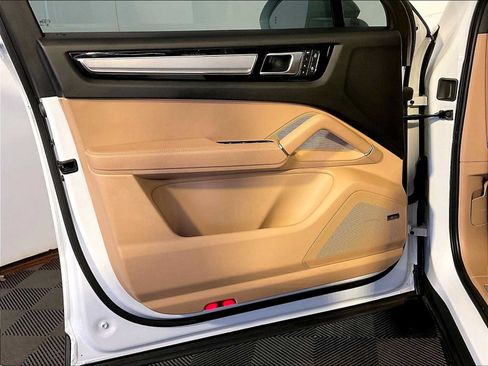 Certified 2023 Porsche Cayenne Coupe AWD/4WD image 25