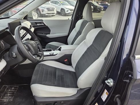Used 2025 Mitsubishi Outlander SE image 8