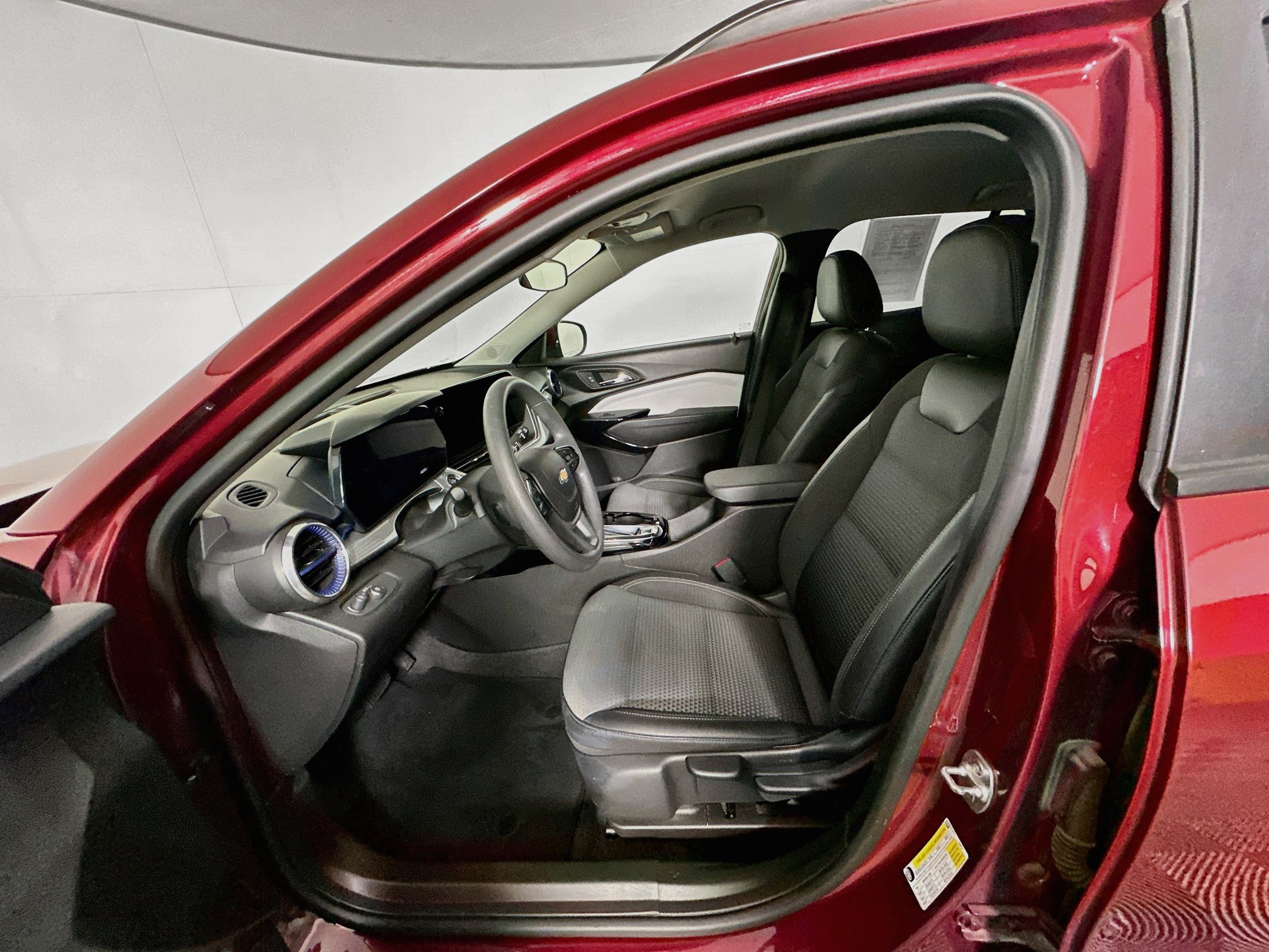 Used 2025 Chevrolet Trax LT FWD image 13