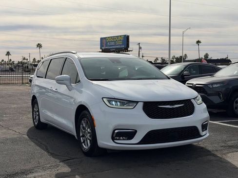 Used 2021 Chrysler Pacifica Touring FWD image 12